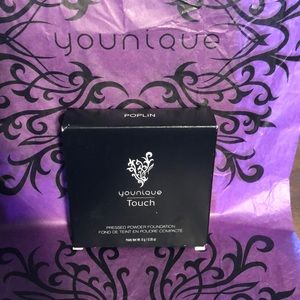 Poplin Younique Touch pressed powder foundation